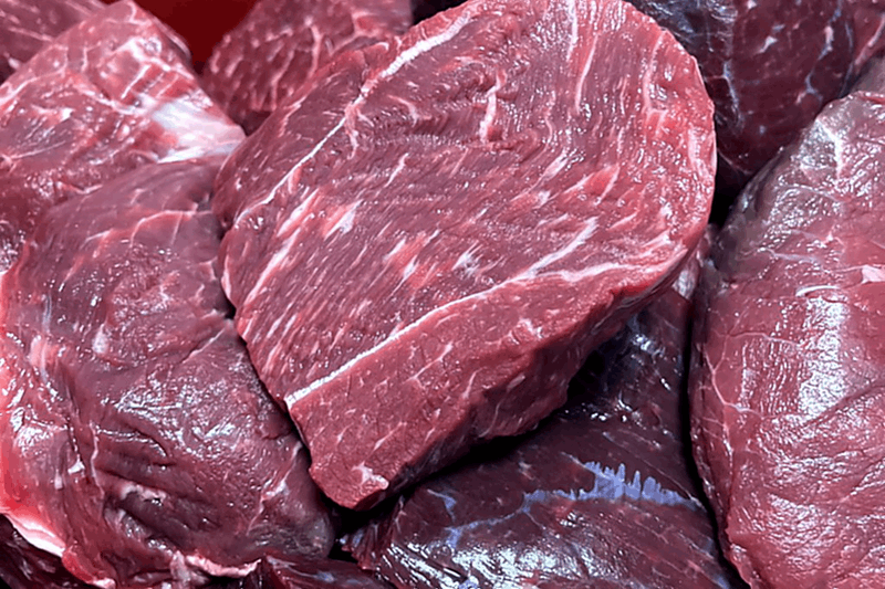 Świeże mięso i składniki na desce